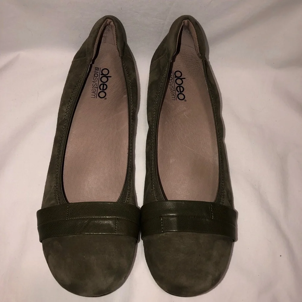 Abeo BIO System Tessa Olive Green Suede Ballet Flats Size 8.5 Comfort